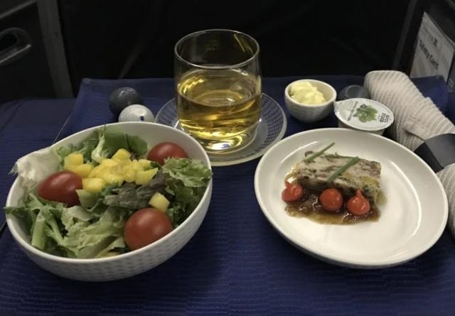 美聯(lián)航宣布降標(biāo)機上服務(wù)，洲際航線僅提供盒飯