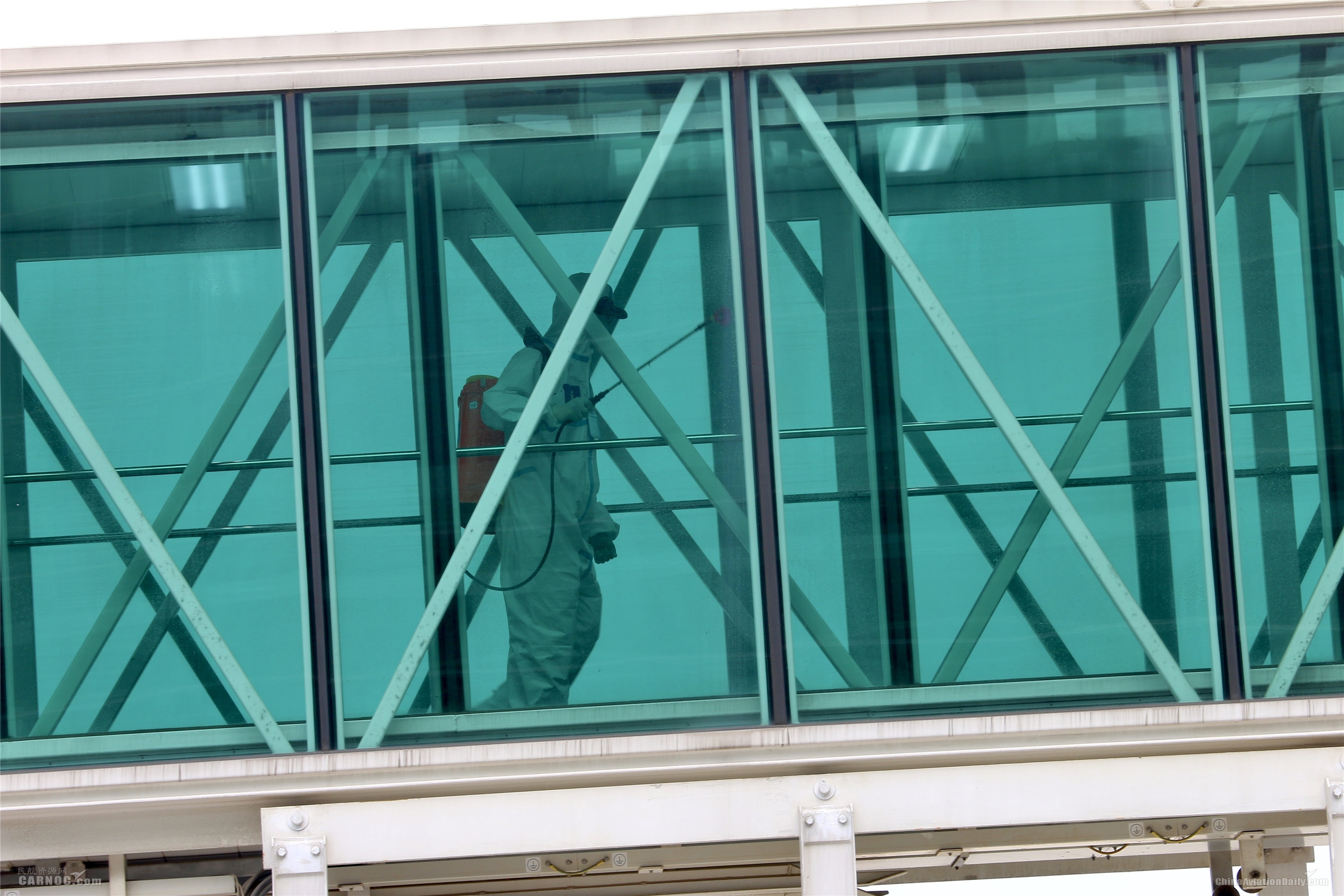 杭州國際空運運價表武漢天河機(jī)場今日進(jìn)行封閉式衛(wèi)生防疫消殺