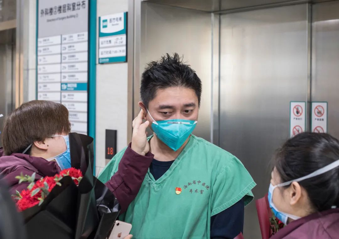 湖北日報微信公眾號，今天把頭條給了海南醫(yī)療隊
