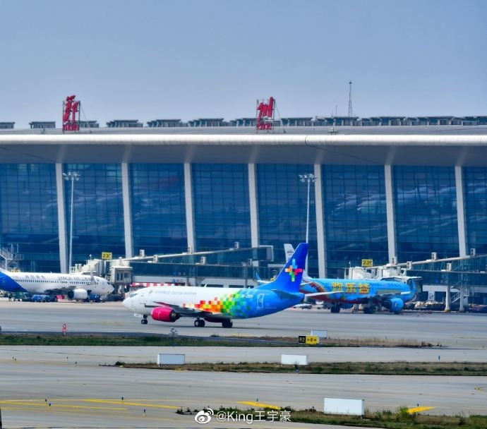 中州航空首架737飛抵鄭州新鄭國際機(jī)場