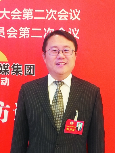 劉春?。簭姆ㄒ?guī)層面規(guī)范送快遞送外賣人員行為