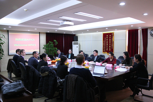 何黎明會(huì)見(jiàn)國(guó)際供應(yīng)鏈與運(yùn)營(yíng)管理協(xié)會(huì)（APICS）總裁艾南思一行