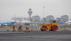 史基浦機(jī)場(chǎng)暫時(shí)關(guān)閉一條跑道 開(kāi)展維修工作