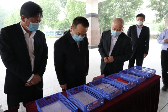 呂爾學(xué)在民航兩會(huì)工作人員隔離點(diǎn)查看人員流行病史篩查情況統(tǒng)計(jì)表等資料