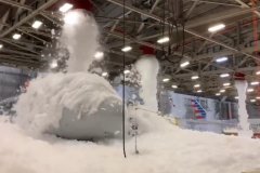 視頻：狂噴泡沫！美航機(jī)庫(kù)消防系統(tǒng)故障 兩架787遭殃