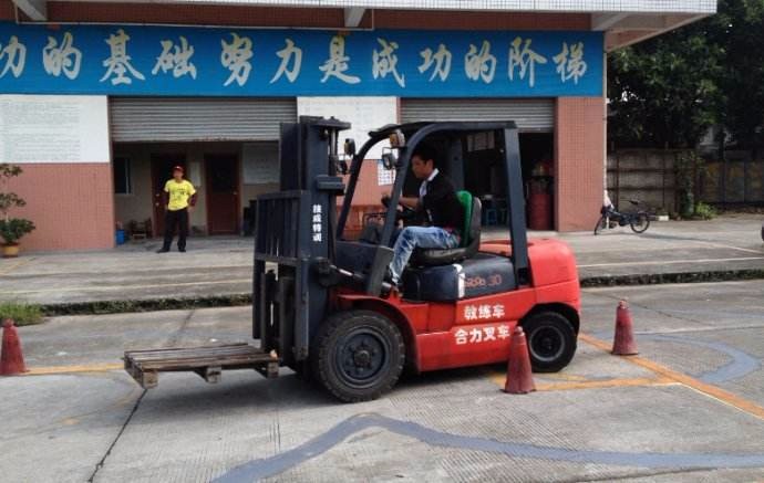 昆山周莊鎮(zhèn)考行車(chē)證叉車(chē)培訓(xùn)學(xué)校學(xué)費(fèi)大概多少錢(qián)展會(huì)服務(wù)