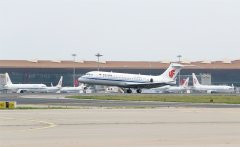  圖：國航首架ARJ21—700飛機(jī)抵京享受航空界最高禮遇劉勇 攝 
-郵政小包價(jià)格