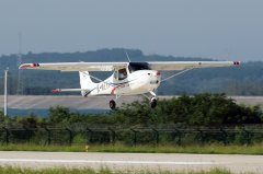 首席試飛員黃杰在飛機著陸后報告：“飛機按計劃完成首飛任務
-深圳空運公司