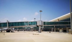 <b>而廊橋具有全天候接機(jī)、不受天氣影響、高效便捷、舒適安全等特點(diǎn)
-香港國際</b>