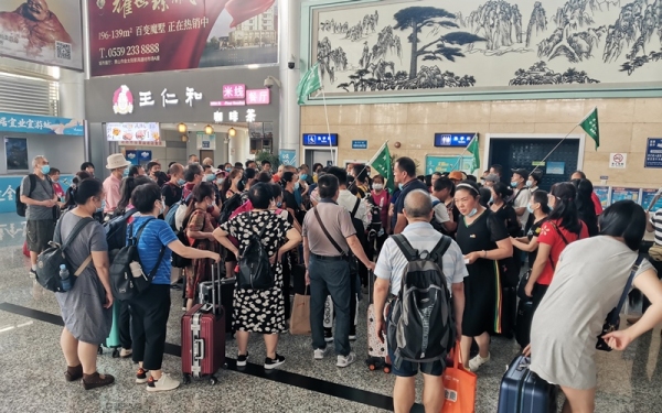 黃山機場迎來今年首個航空旅游百人團隊