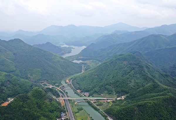 創(chuàng)新引領(lǐng) 中國(guó)高鐵“八縱八橫”已建七成