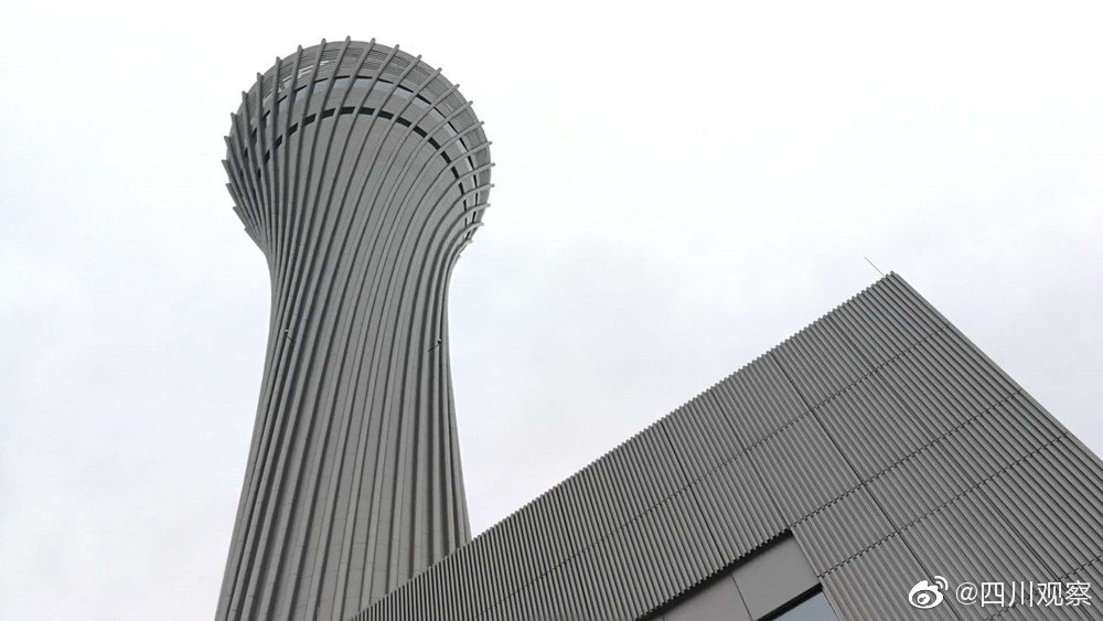 視頻：秀出小蠻腰 成都天府國際機場空管雙塔完工
