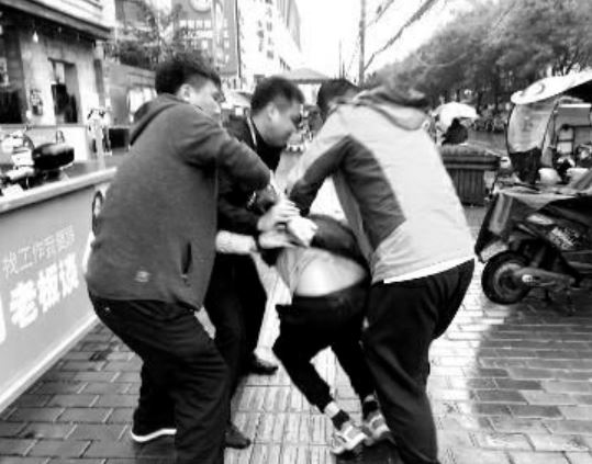 西安一女空乘凌晨放工路上遭劫持 周旋10小時(shí)機(jī)智脫險(xiǎn)