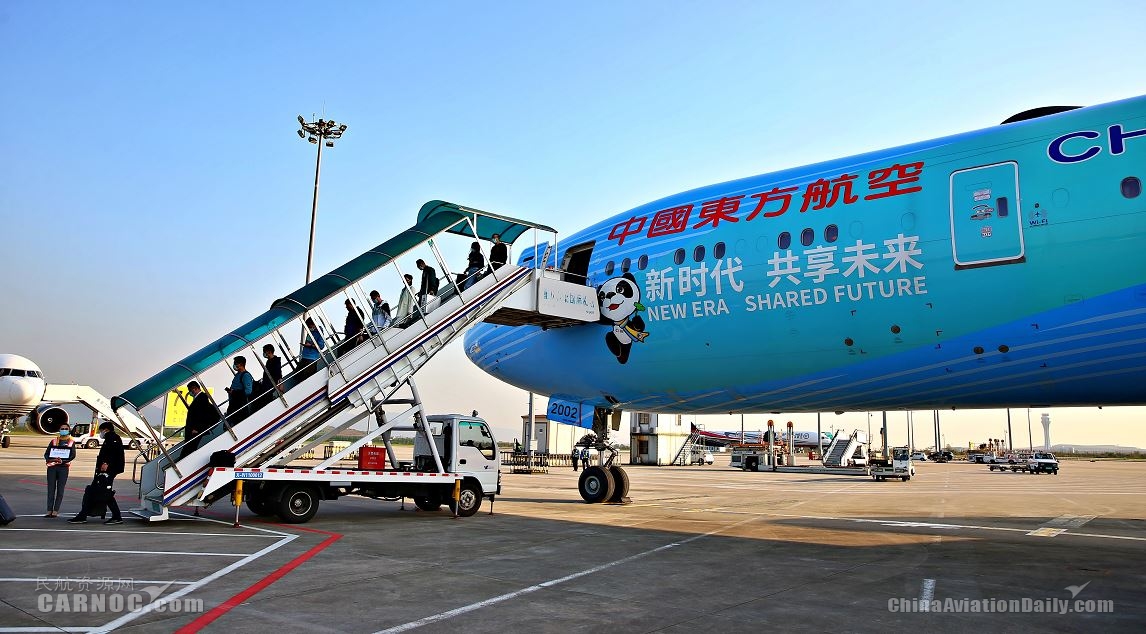 東航全球首架主題彩繪飛機(jī)“進(jìn)博號”首航重慶