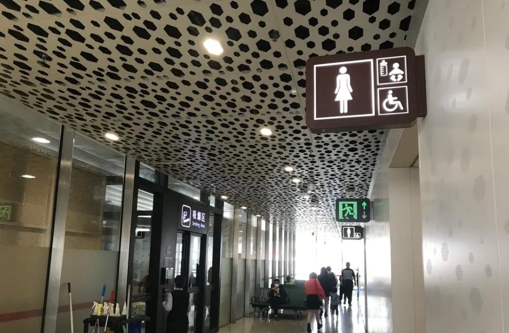 深圳寶安國際機(jī)場航站樓內(nèi)設(shè)有豪華吸煙區(qū)，而對面就是母嬰室來源：深圳衛(wèi)健委官方微信