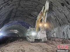 并使用懸臂式掘進機、液壓破碎頭及挖掘機配合開挖
-國際快遞fba