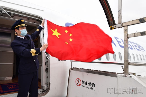東航機(jī)組揮舞國(guó)旗，迎接我國(guó)首批援外抗疫專家組從浦東機(jī)場(chǎng)登機(jī)啟程前往意大利（本文圖片由東航提供）