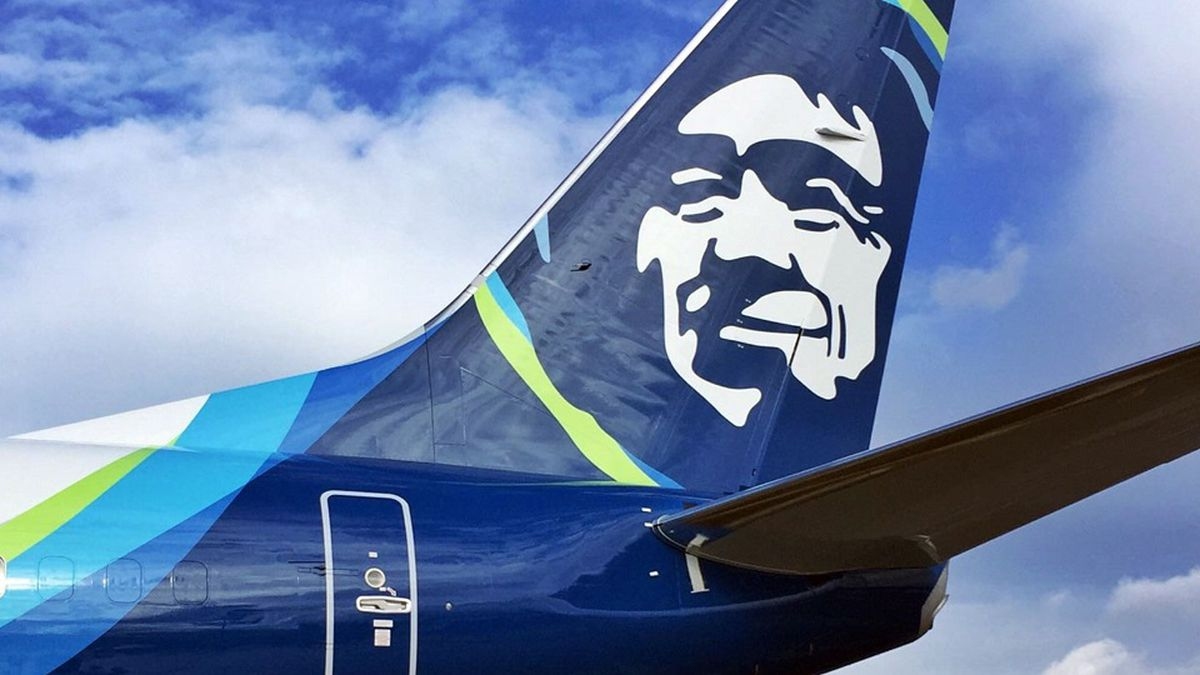 驚險！阿拉斯加航空客機撞上棕熊 機身嚴重受損