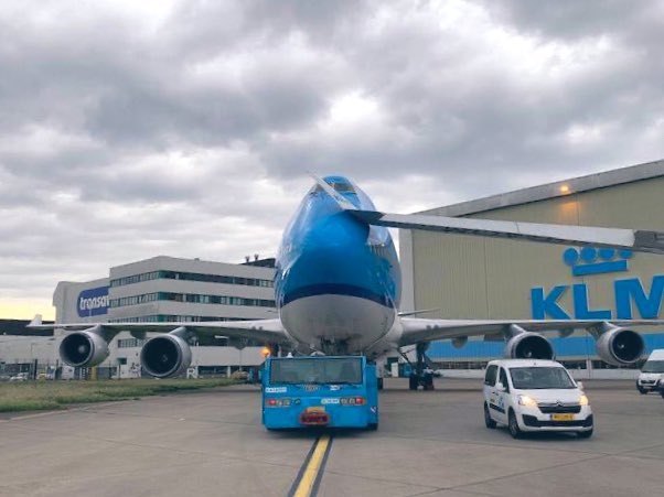 現(xiàn)場圖：荷航已退役的747遭A330“打臉” 稍微受損