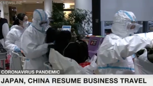中國乘客赴日穿防護服坐飛機 日本專家：機艙透風，這有點過了