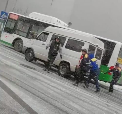 青島德邦快遞小哥上演“狂風(fēng)雪推車(chē)行”