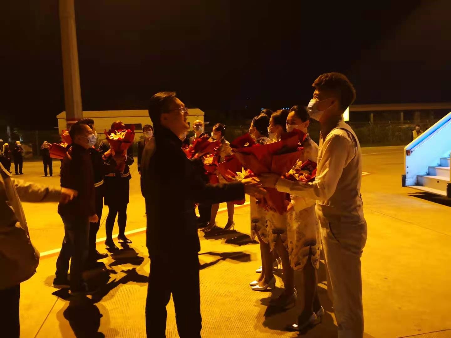  圖：中國(guó)民航局黨組書記、局長(zhǎng)馮正霖、海南省海航團(tuán)體聯(lián)合工作組組長(zhǎng)、團(tuán)體執(zhí)行董事長(zhǎng)顧剛與海航機(jī)組合影 民航資源網(wǎng)2021年1月2日消息：2020年12月31日
-海運(yùn)到南美