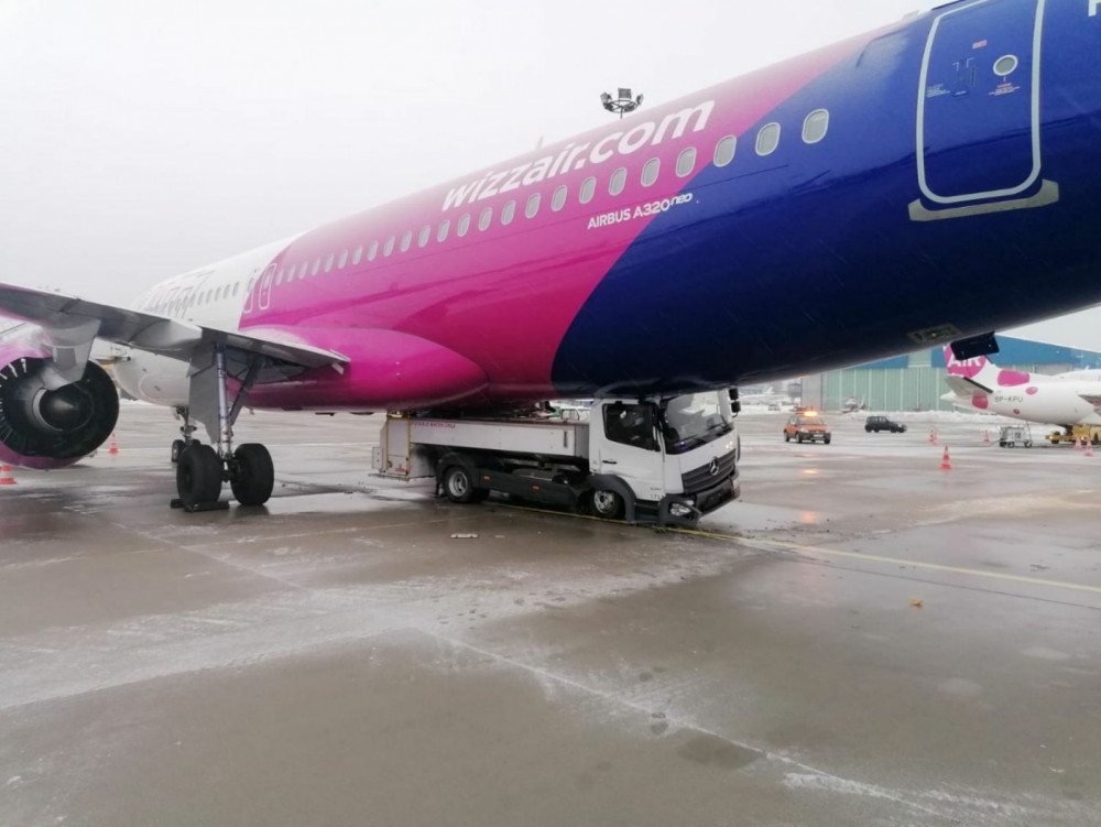 現(xiàn)場(chǎng)圖：倒霉！維茲航空A320neo機(jī)腹遭凈水車(chē)“襲擊”