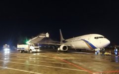 放行人員再次用手觸摸方式檢查機(jī)翼表面情況
-國際空運(yùn)