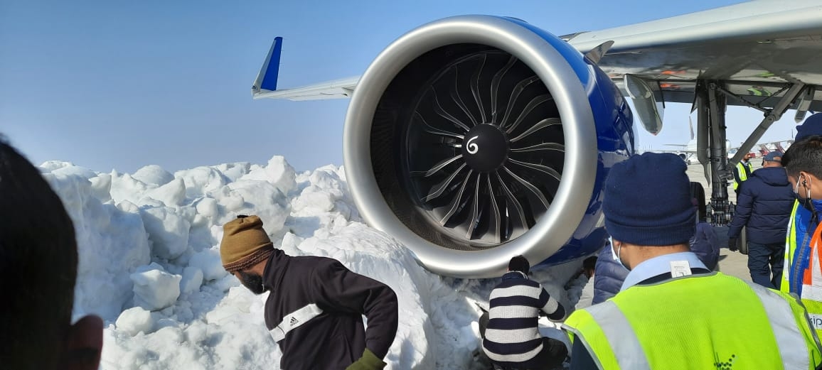 現(xiàn)場圖：印度靛藍(lán)航空A321neo滑行時撞上雪堆 引擎受損