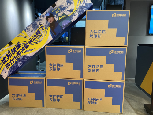 德邦工作職員對雪具的包裝很專心
-深圳空派