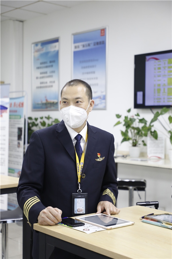 他們安全飛行小時數(shù)均在1萬小時以上
-國際空運