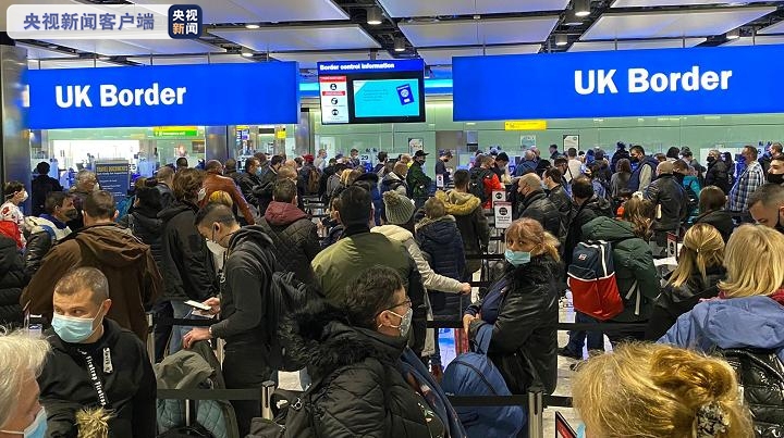 英國倫敦希斯羅機場邊檢乘客聚集 恐引發(fā)病毒大肆傳播