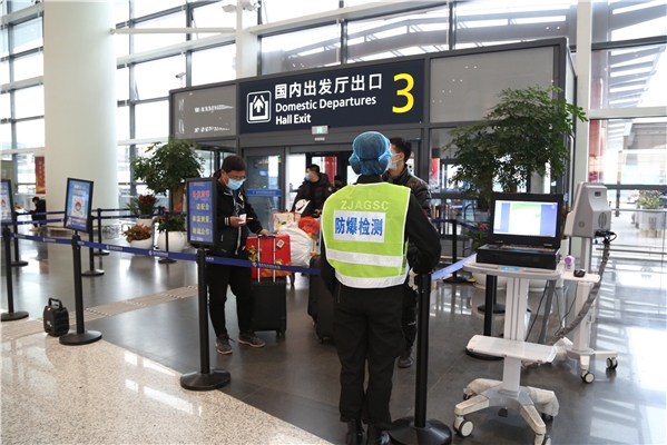 繼續(xù)推廣使用自助值機(jī)、自助行李托運(yùn)、自助安檢驗(yàn)證和無紙化登機(jī)等聰明化服務(wù)
-國際空運(yùn)