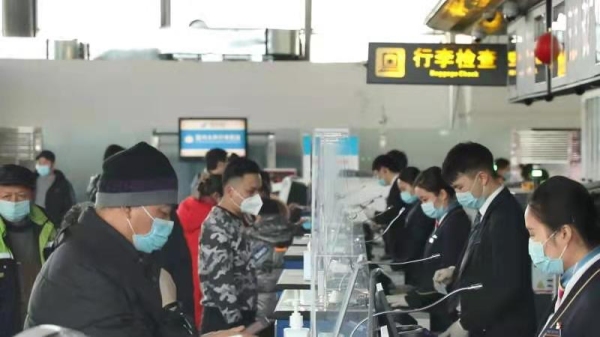 最后一件行李應(yīng)在旅客到達(dá)行李轉(zhuǎn)盤后40分鐘之內(nèi)出現(xiàn)；八是不正常行李查詢旅客等候時(shí)間
-國際空運(yùn)