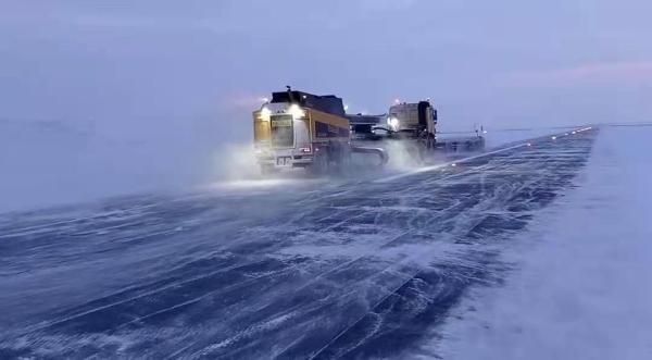 齊心協(xié)力除冰雪 石河子機(jī)場(chǎng)全力保障春節(jié)期間航班正常