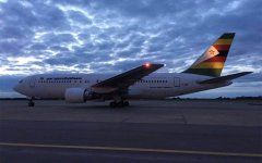 中方援助津巴布韋的新冠疫苗由津巴布韋政府專(zhuān)機(jī)從中國(guó)北京運(yùn)抵津首都哈拉雷