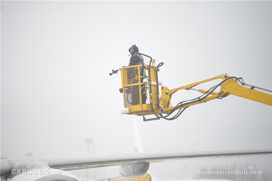 大連機(jī)場全力除雪保障航班正常運(yùn)行