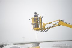 出動(dòng)大型除雪車、除冰液撒布車、拋雪車、清掃車等特種除雪車輛22臺(tái)
-國(guó)際海