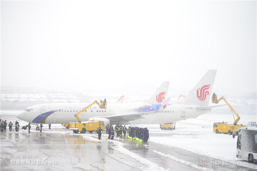 出動(dòng)大型除雪車、除冰液撒布車、拋雪車、清掃車等特種除雪車輛22臺(tái)
-國際海運(yùn)