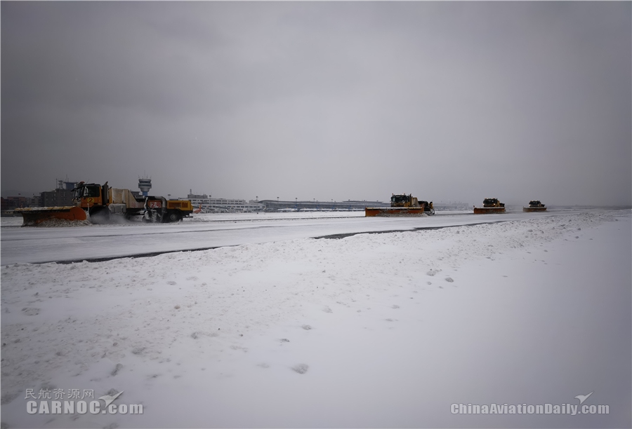 出動(dòng)大型除雪車、除冰液撒布車、拋雪車、清掃車等特種除雪車輛22臺(tái)
-國際海運(yùn)