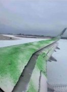 一名空乘注意到機翼上仍有大量的冰雪
-深圳空派