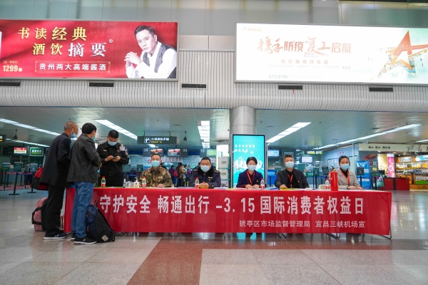 他們?yōu)槁每桶l(fā)放活動宣傳資料
-中東雙清包稅