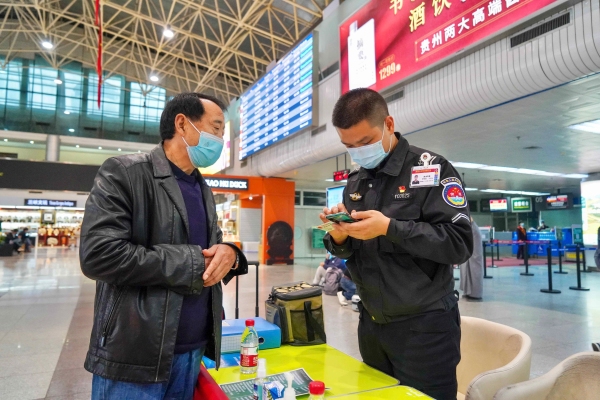 他們?yōu)槁每桶l(fā)放活動宣傳資料
-中東雙清包稅
