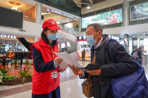 他們?yōu)槁每桶l(fā)放活動宣傳資料
-中東雙清包稅