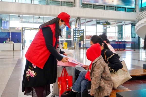 他們?yōu)槁每桶l(fā)放活動宣傳資料
-中東雙清包稅