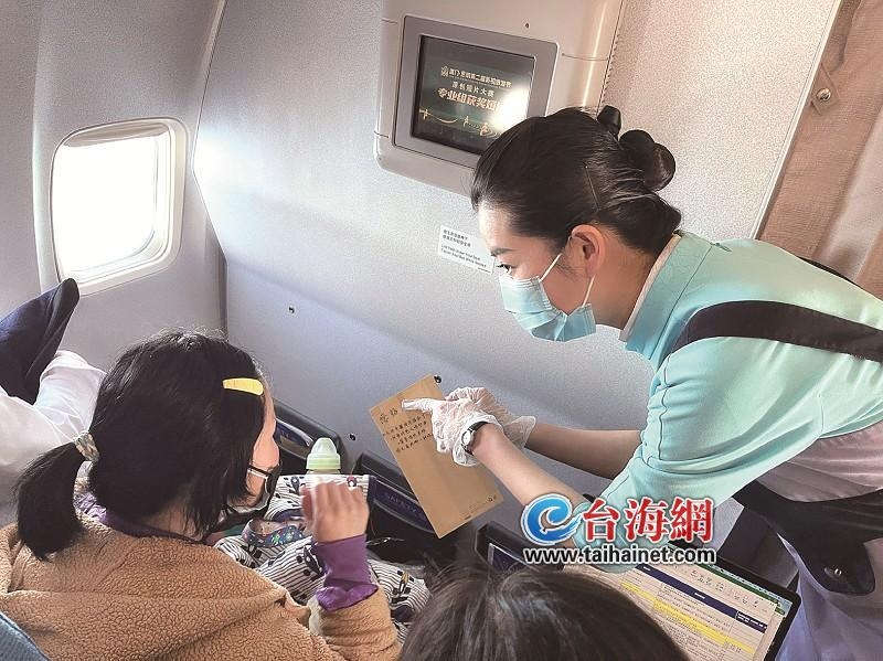飛機上孩子哭鬧不停，聾啞媽媽手足無措 熱心空姐化身媽媽安撫寶寶