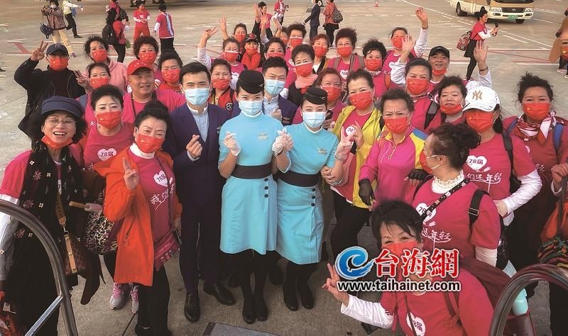 飛機上孩子哭鬧不停，聾啞媽媽手足無措 熱心空姐化身媽媽安撫寶寶
-美國雙清包稅