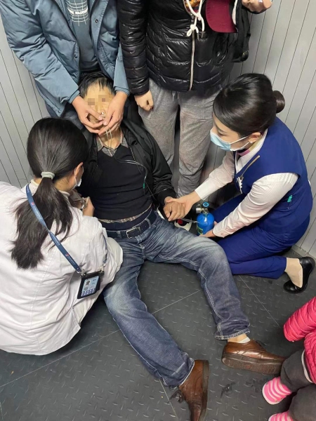 旅客突發(fā)急病 南航貴州空乘長跪不起只為“搶命”
-美國雙清包稅