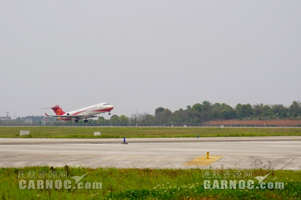  圖：慶祝儀式現(xiàn)場(chǎng) 本次用國(guó)產(chǎn)ARJ21飛機(jī)執(zhí)飛重慶-宜昌-威海航線(xiàn)的成都航空
-歐洲雙清包稅