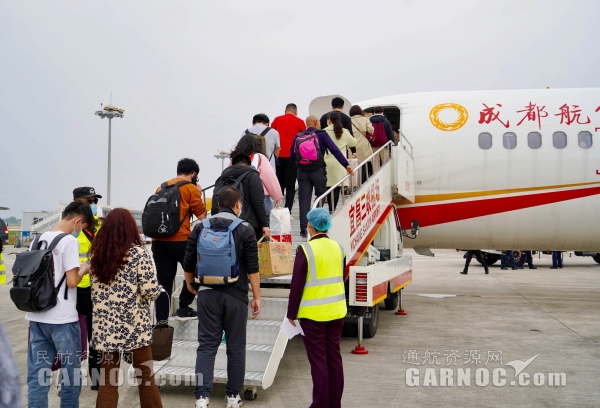  圖：慶祝儀式現(xiàn)場(chǎng) 本次用國(guó)產(chǎn)ARJ21飛機(jī)執(zhí)飛重慶-宜昌-威海航線(xiàn)的成都航空
-歐洲雙清包稅